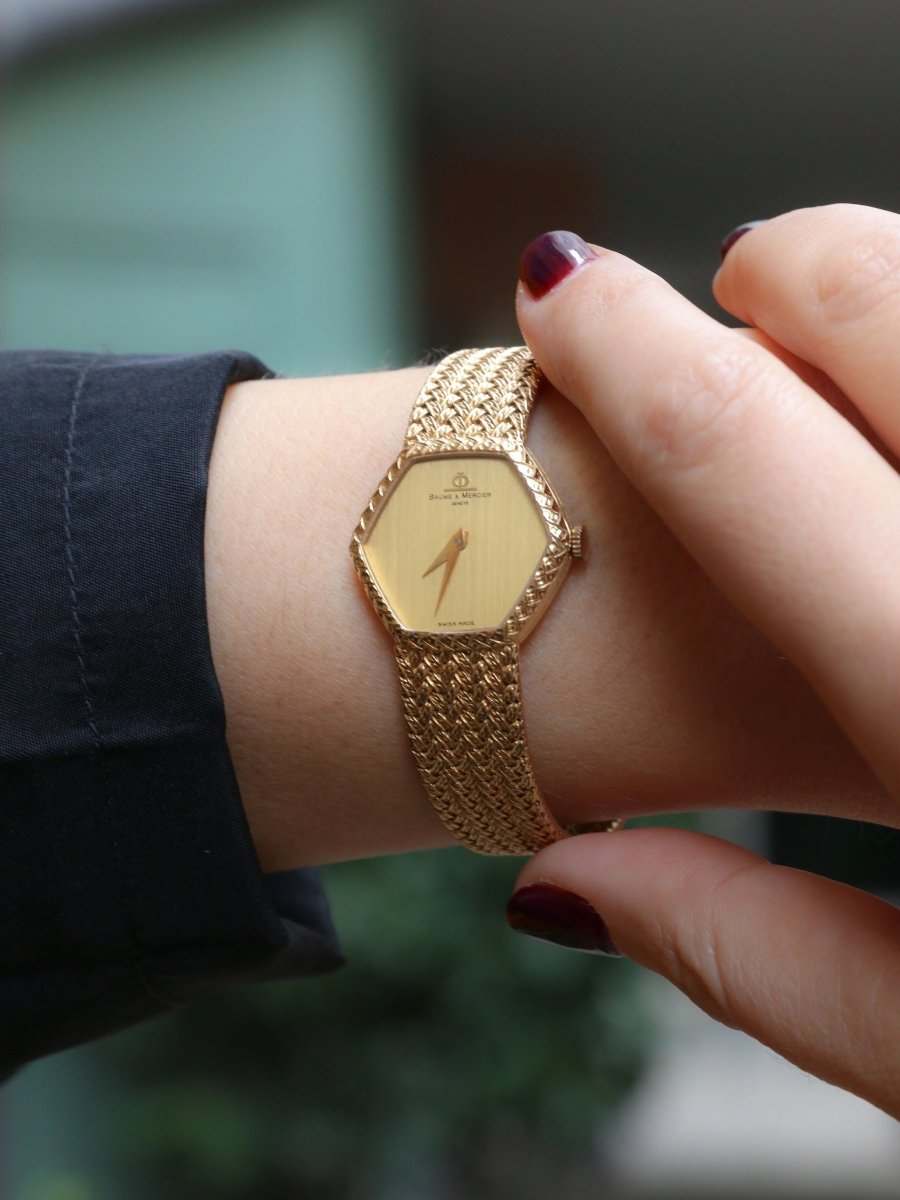 BAUME & MERCIER Montre vintage or jaune maille tressée - Castafiore