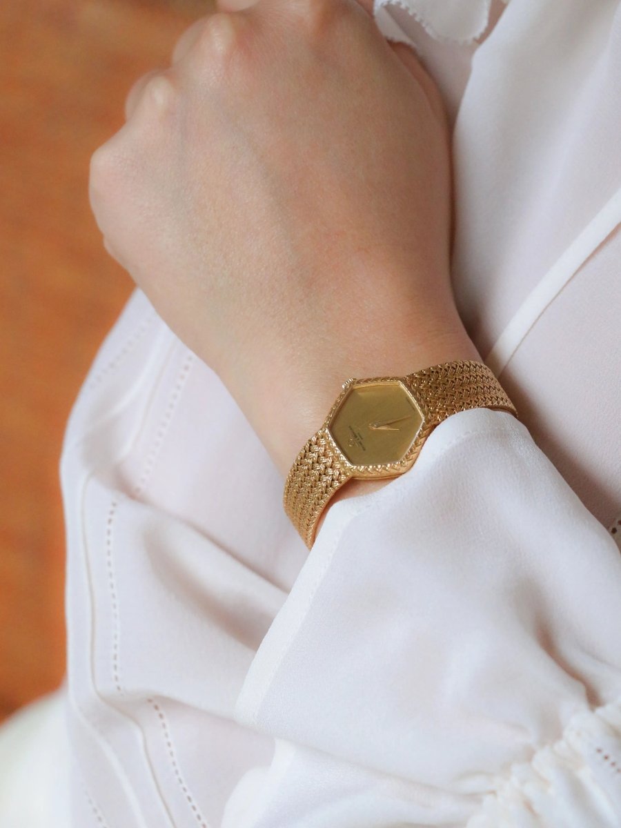 BAUME & MERCIER Montre vintage or jaune maille tressée - Castafiore