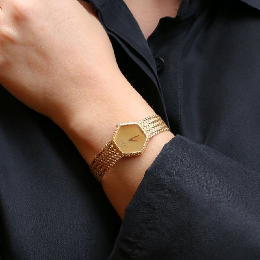 BAUME & MERCIER Montre vintage or jaune maille tressée - Castafiore