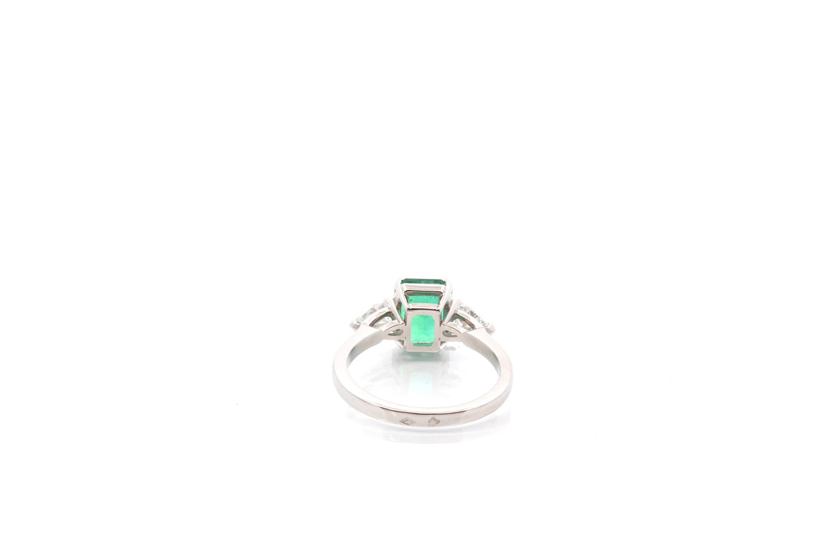 Bague Trilogie en platine, émeraude et diamants