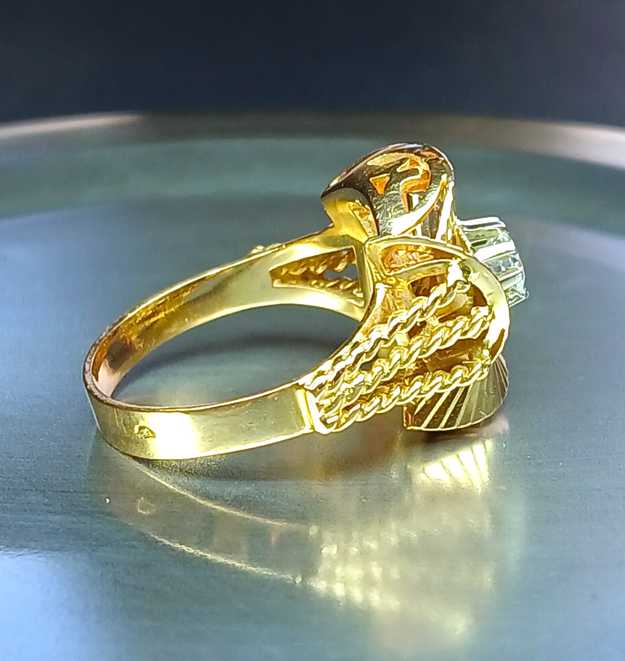Bague en or jaune et pierre blanche