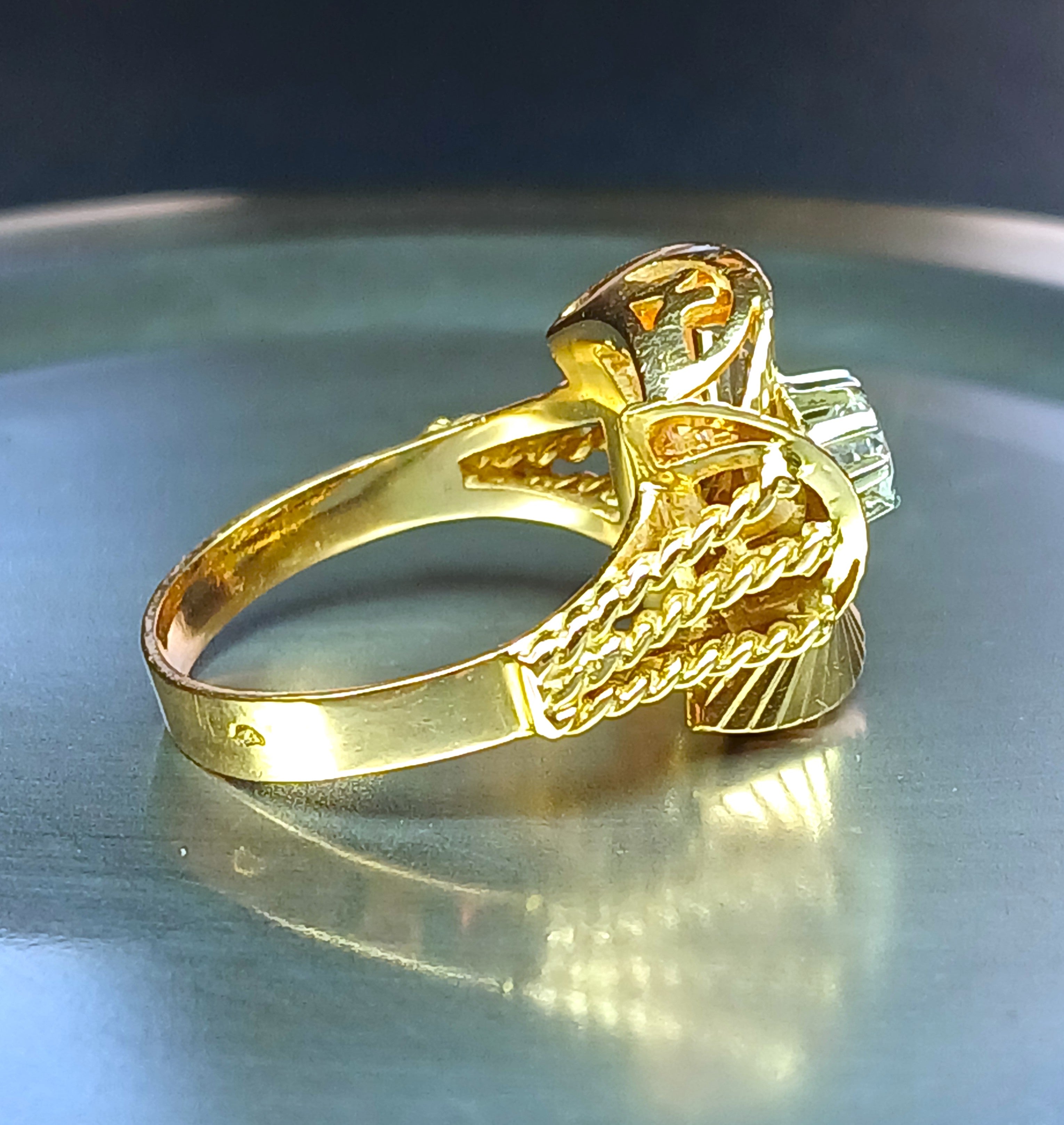 Bague en or jaune et pierre blanche