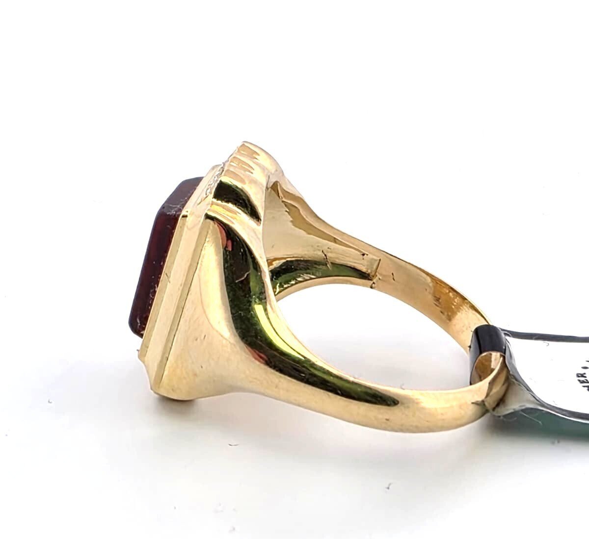 Bague Chevalière en or jaune, cornaline et diamants