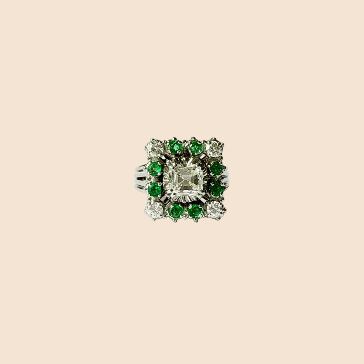 Bague Marguerite en or blanc, émeraudes et diamants