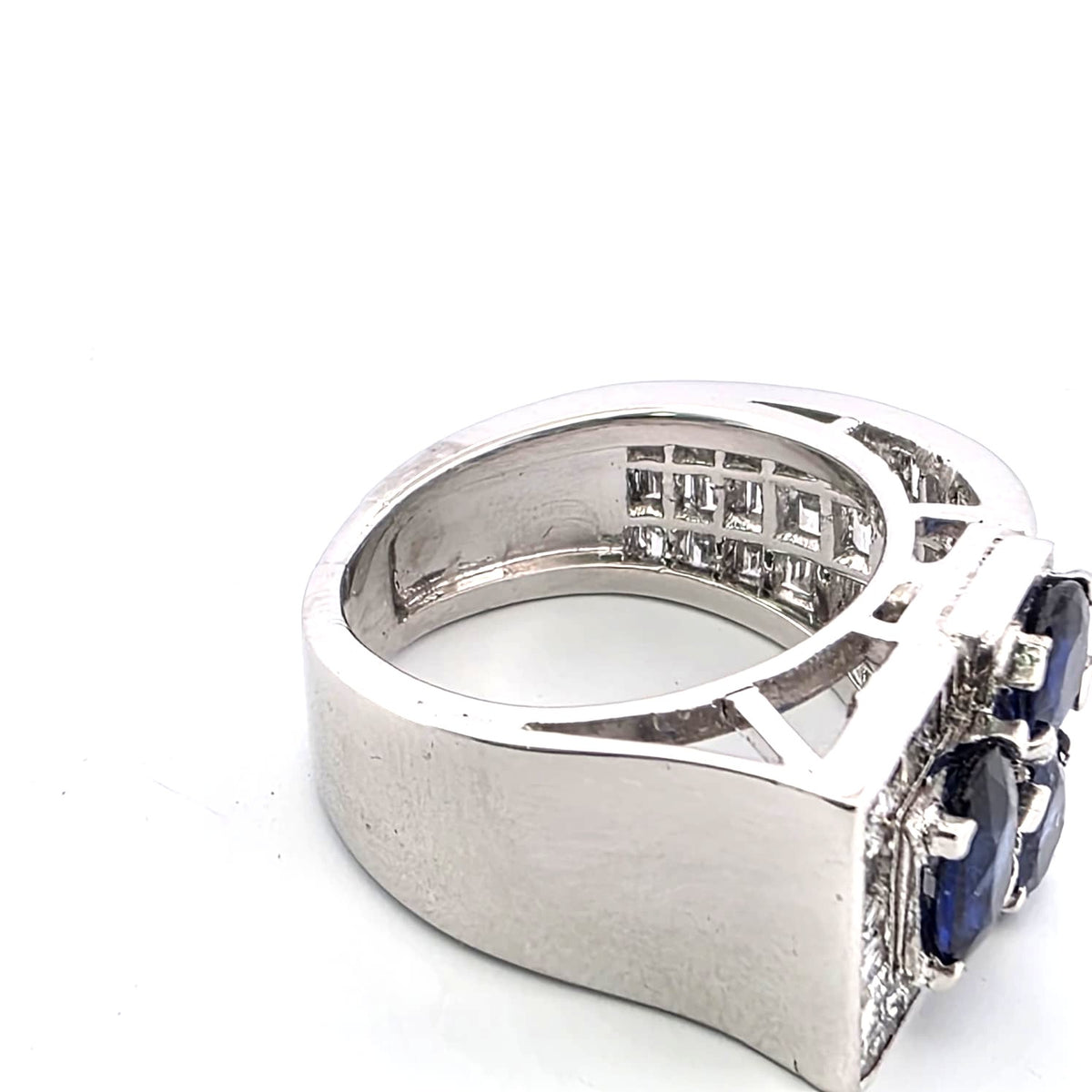 Bague Tank en or blanc, saphirs et diamants