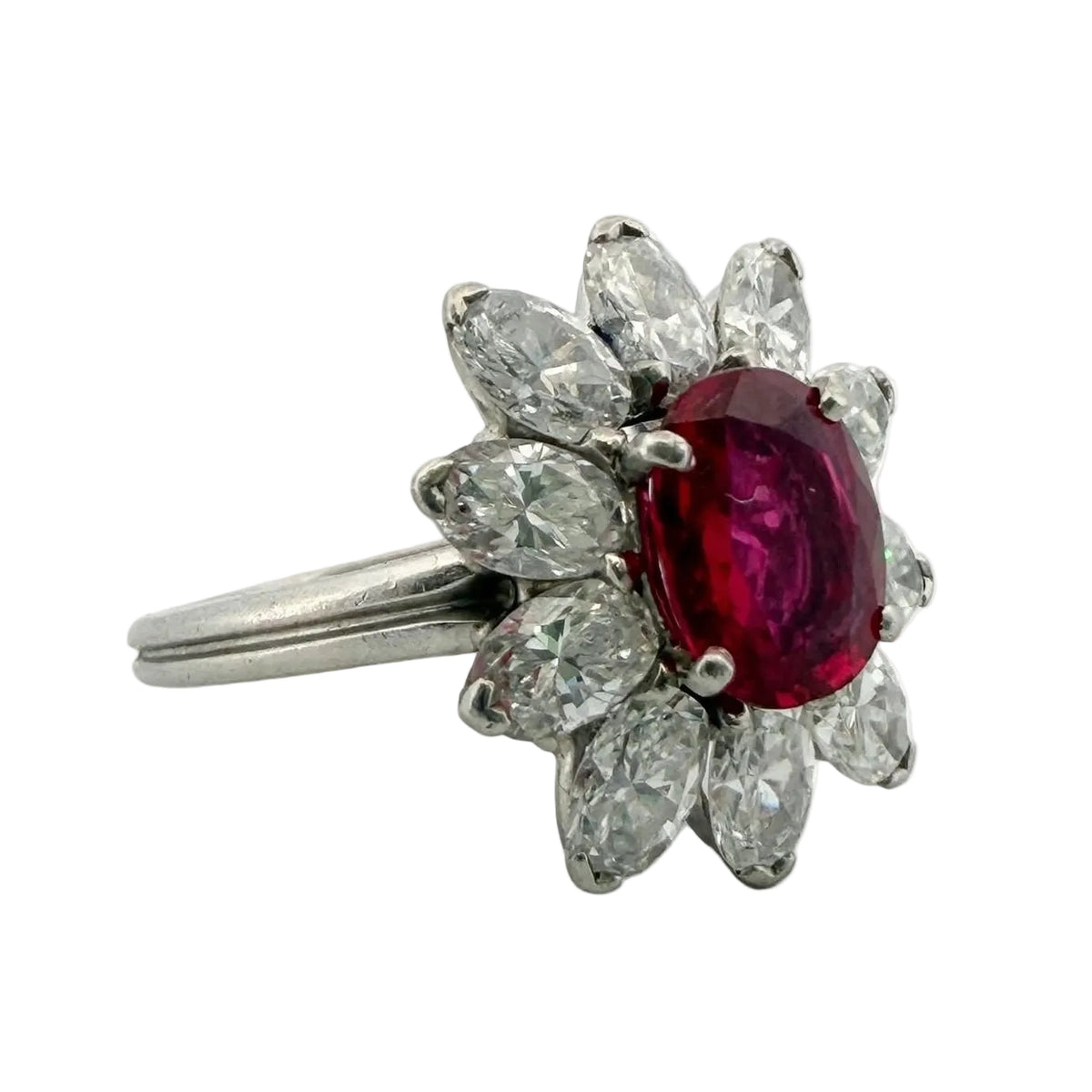 Bague Marguerite en platine, rubis et diamants