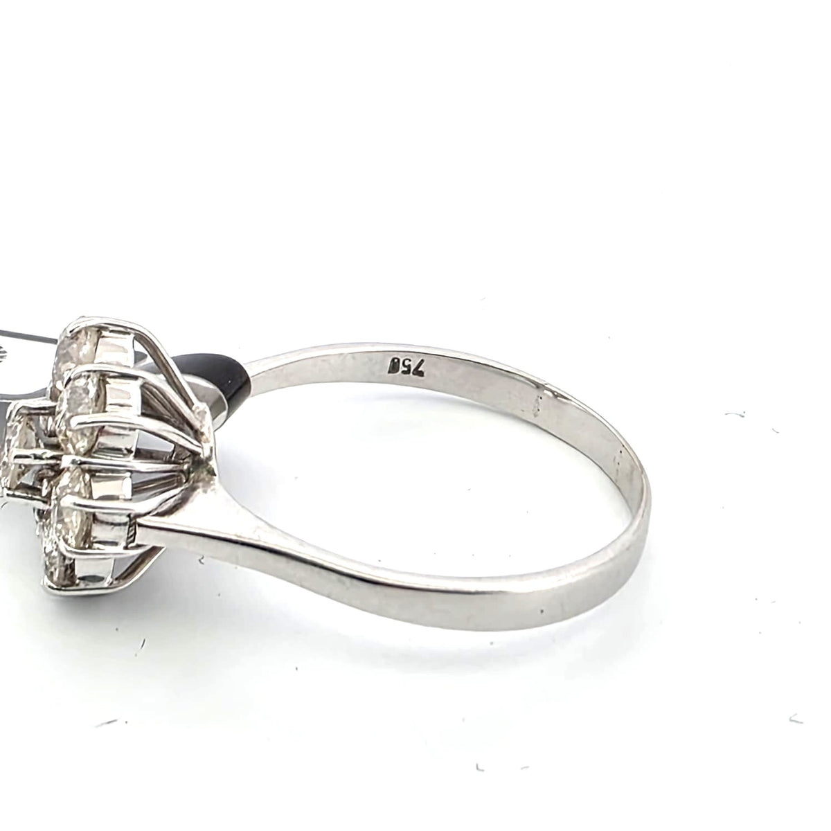 Anello in oro giallo con diamanti