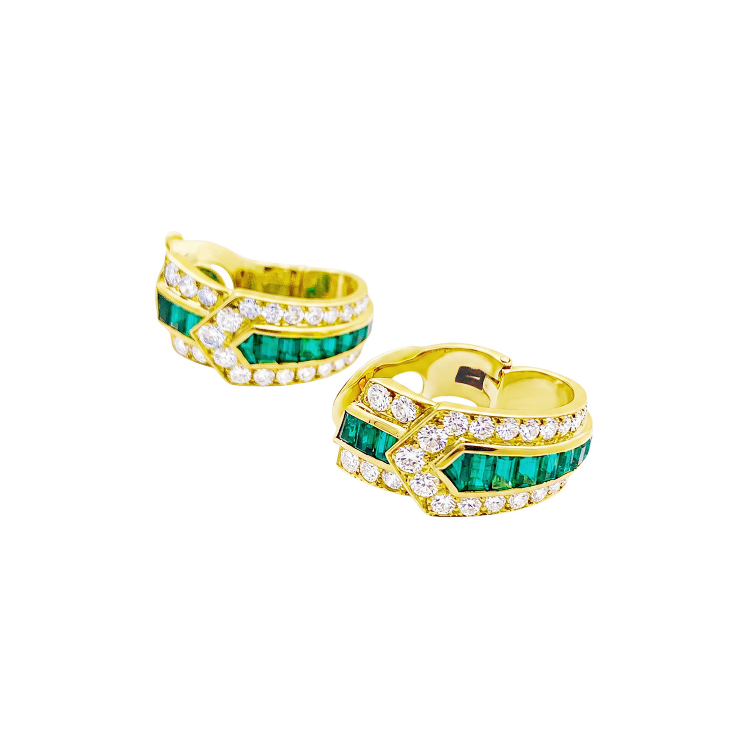 Boucles d'oreilles Van Cleef & Arpels, "Ceinture", or jaune, diamants et émeraude.