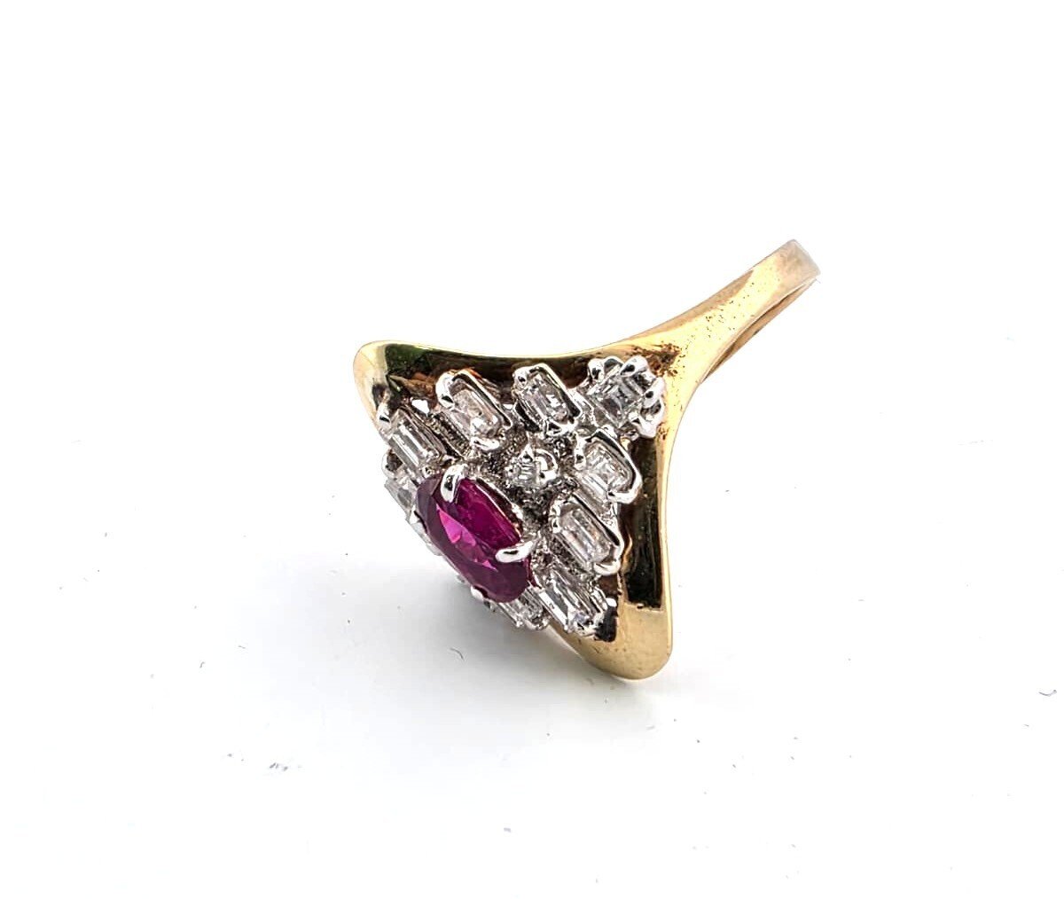 Anello in oro giallo 18 kt con rubino centrale e diamanti a contorno
