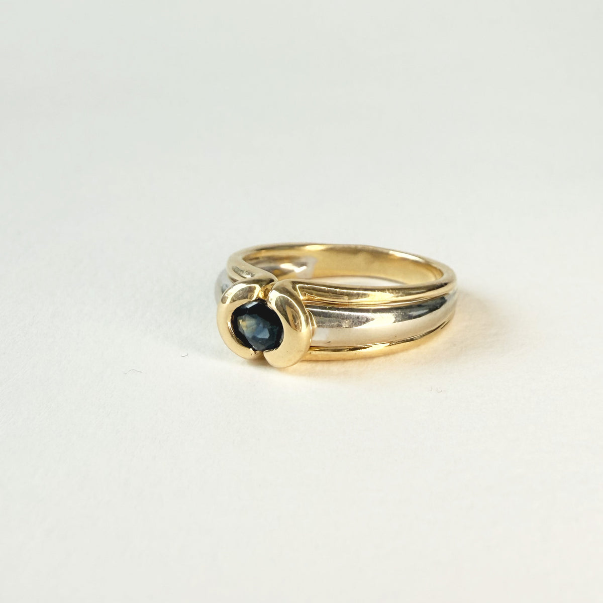 Bague Jonc en or jaune, or blanc, et saphir