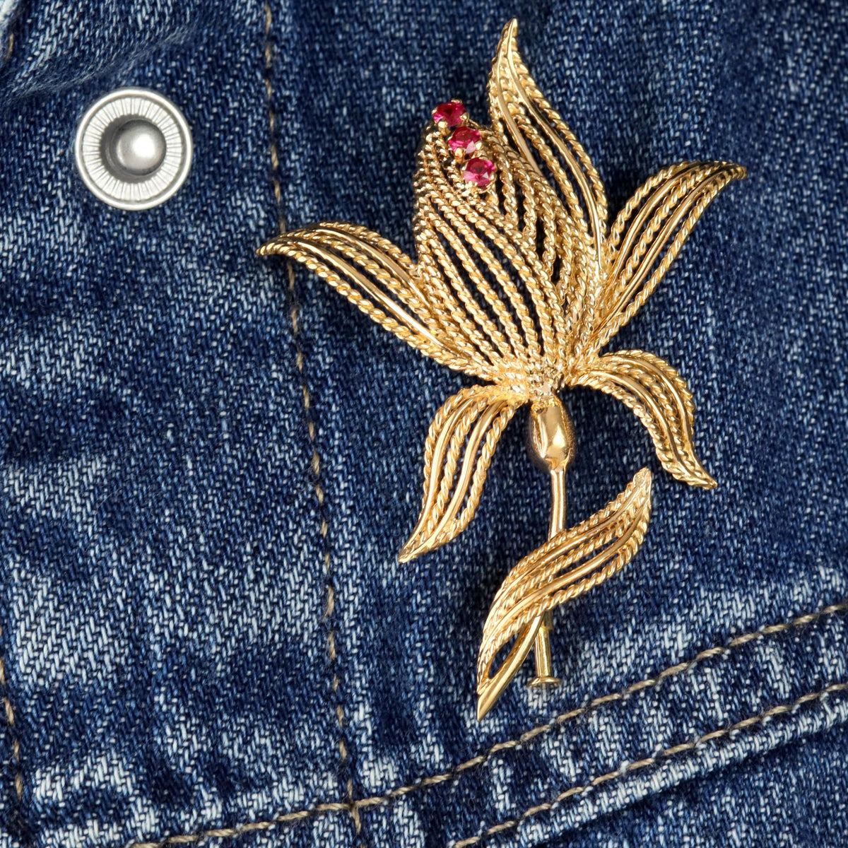 Broche Épingle en or jaune et rubis