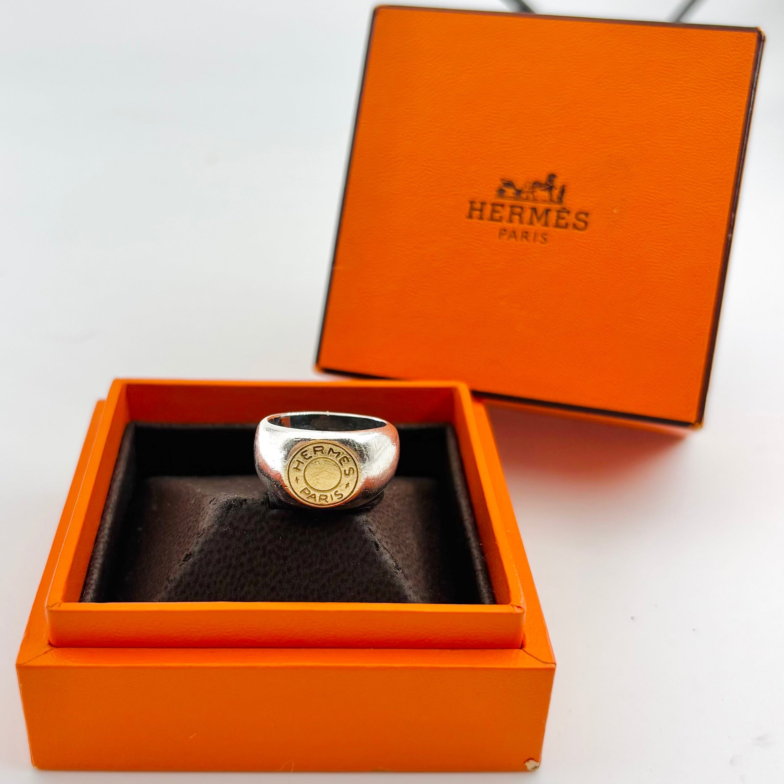 Bague Chevalière HERMÈS "Clou de selle" en argent et or jaune