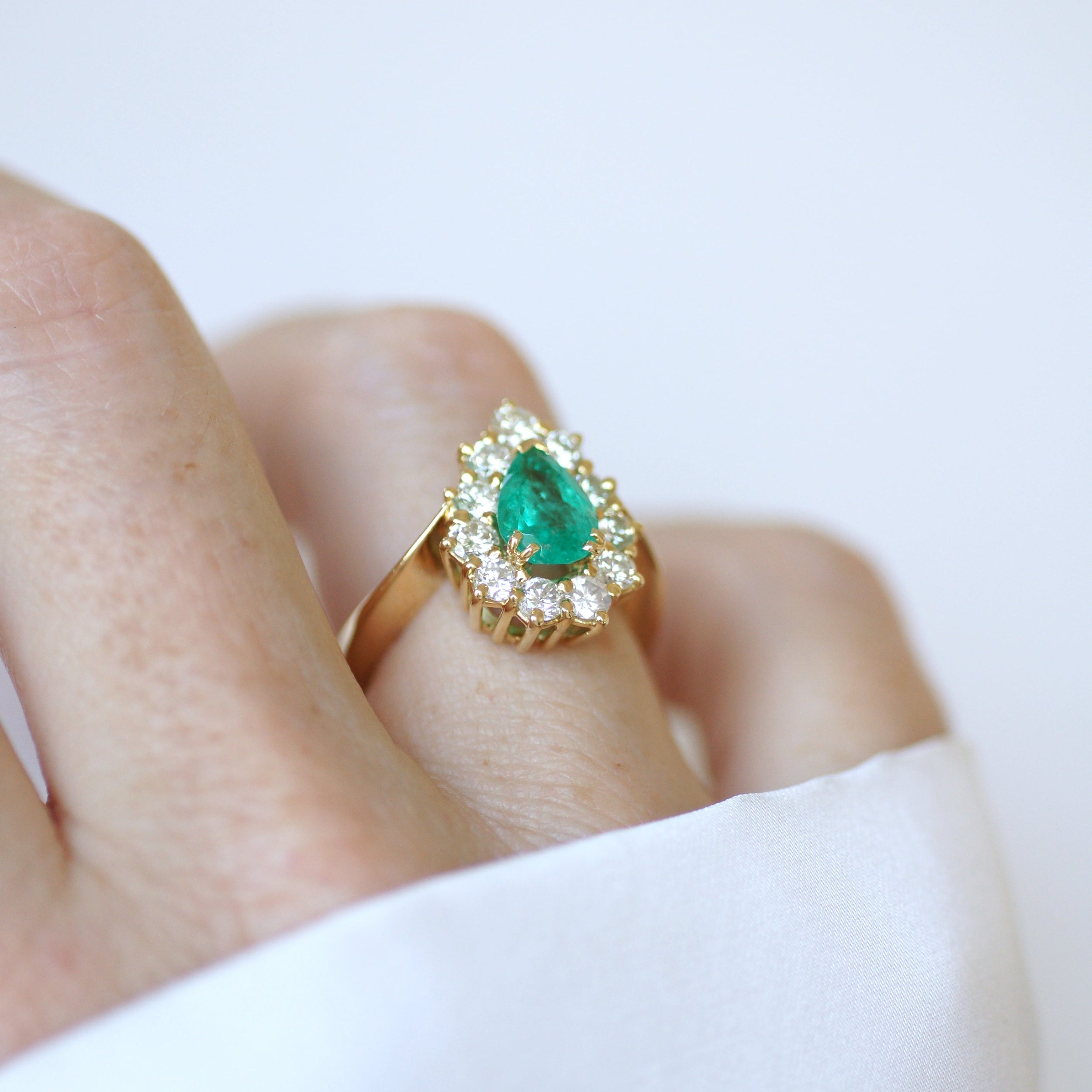 Bague Entourage en or jaune, émeraude et diamants