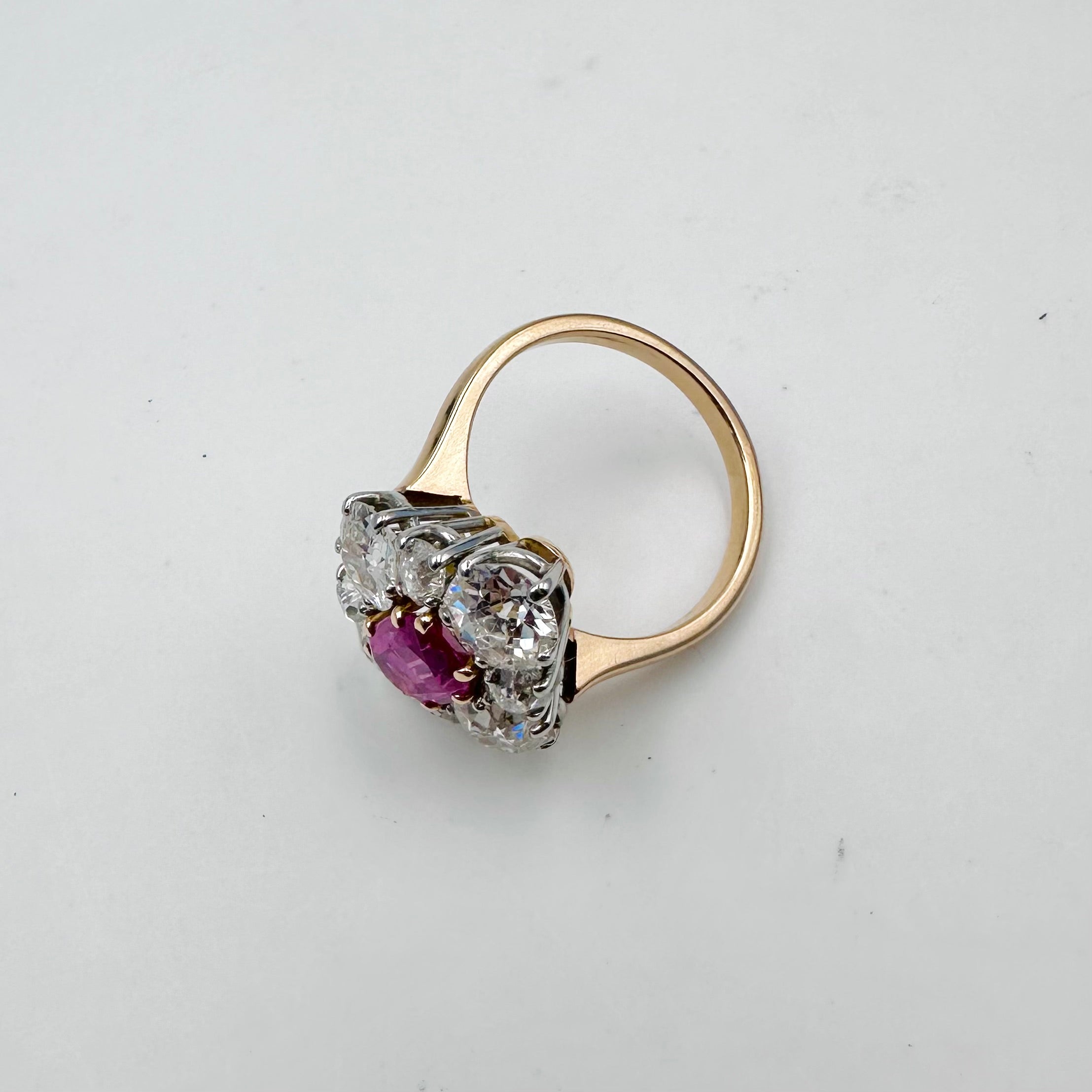 Bague Marquise en or jaune, saphir et diamants