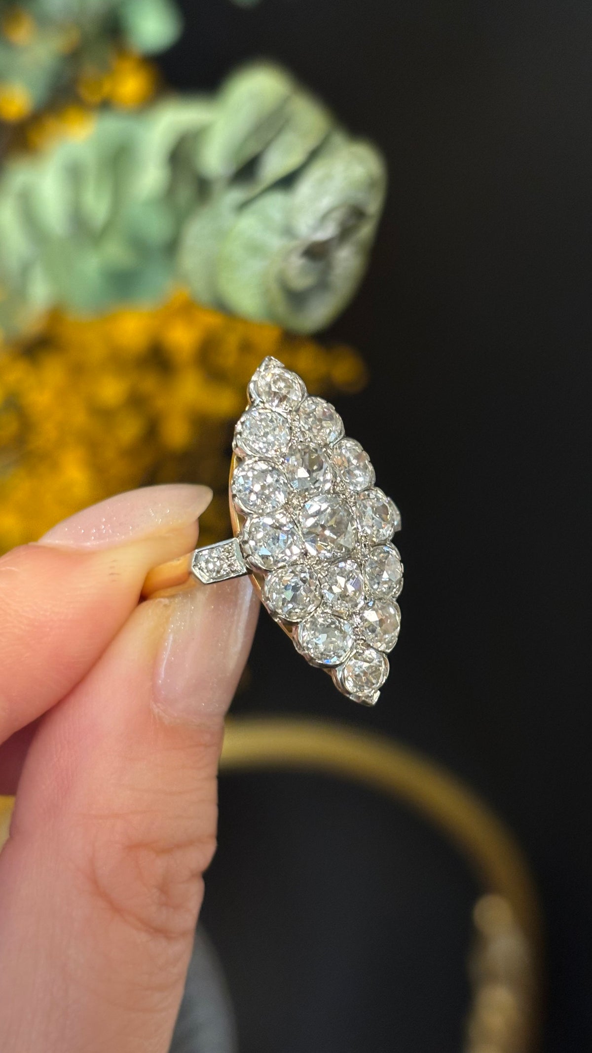 Bague Marquise en or jaune, platine et diamants