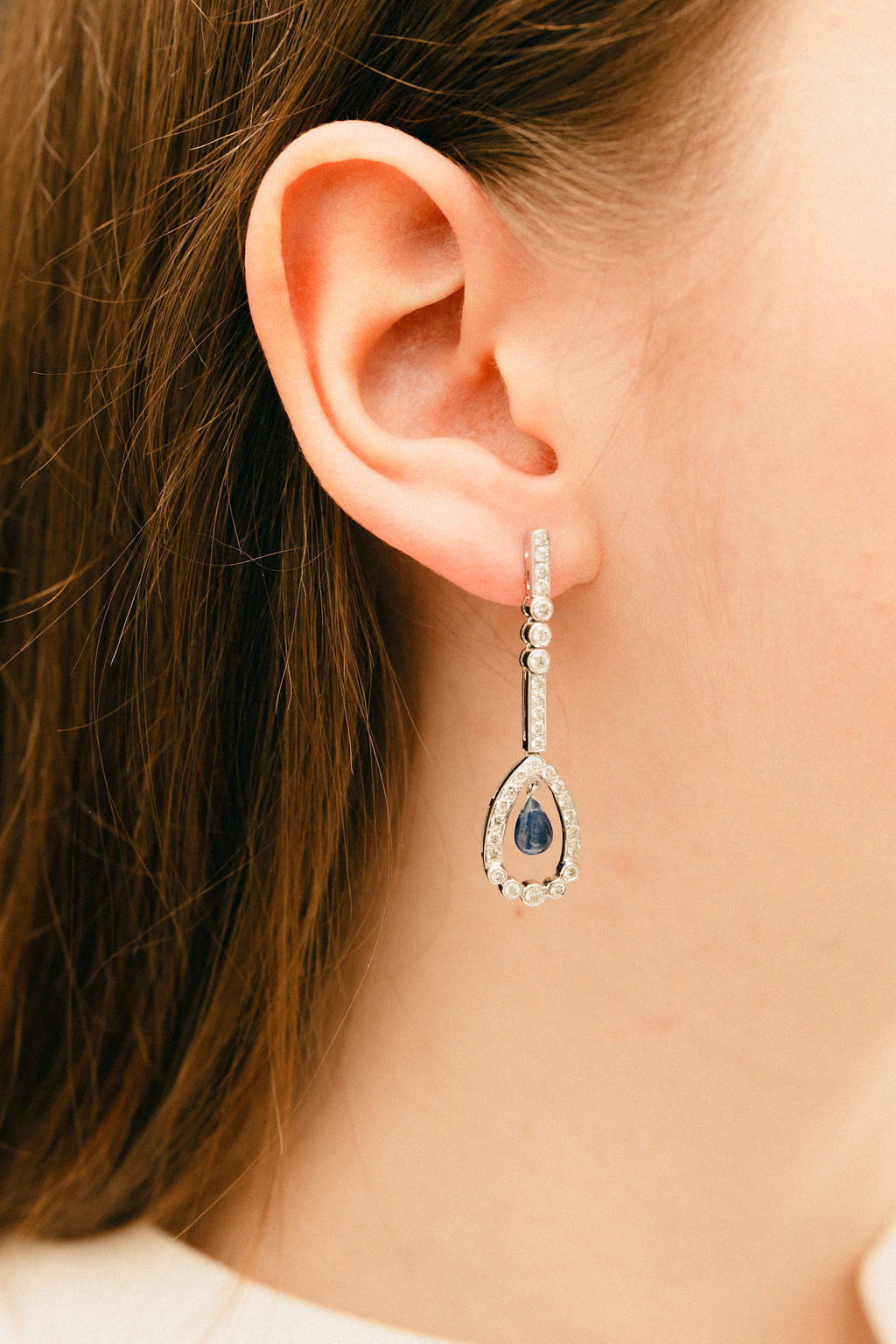 Boucles d'oreilles Pendantes en or blanc, saphirs et diamants