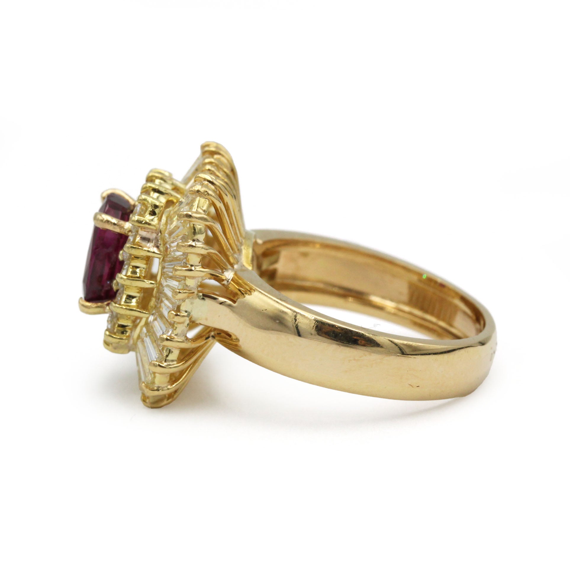 Bague Entourage en or jaune, rubis et diamants