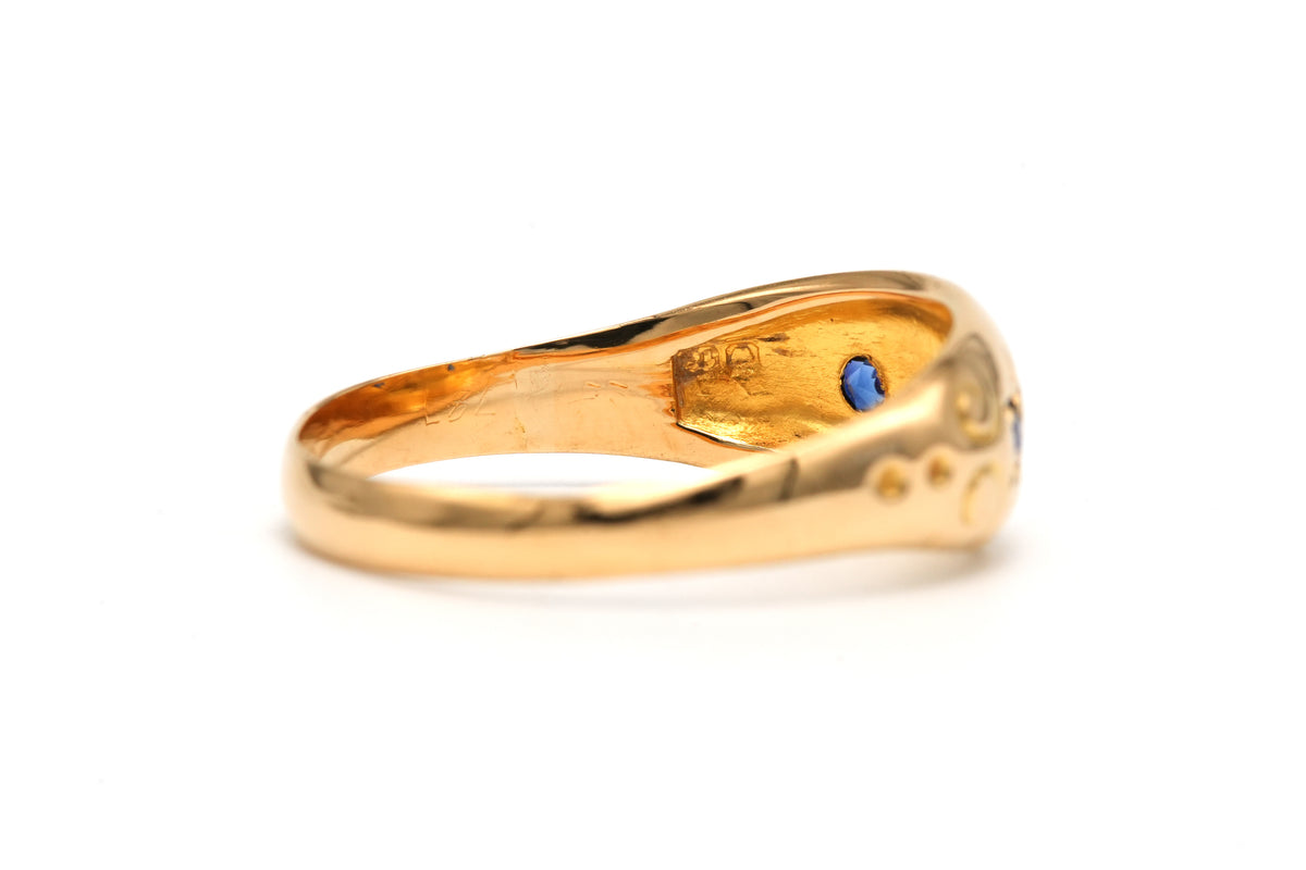 Bague en or jaune, saphirs et diamants