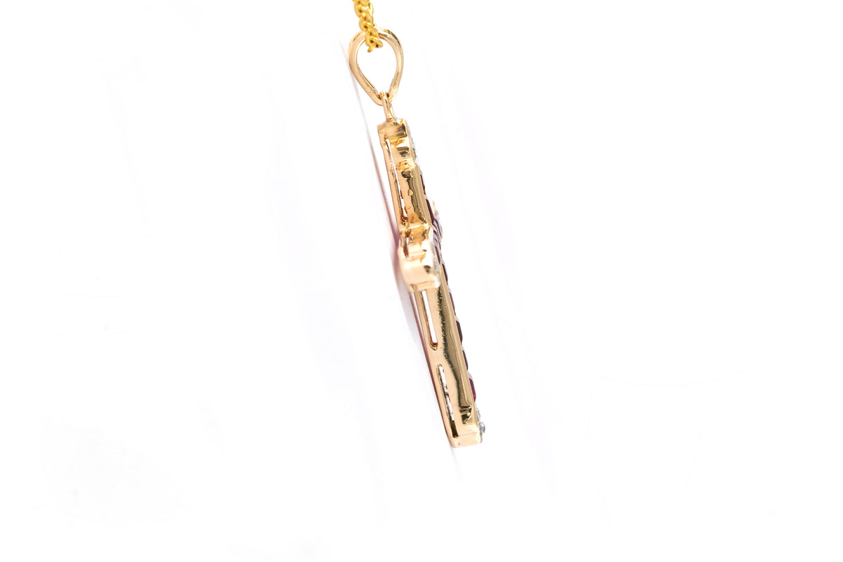 Pendentif en or jaune, rubis et diamants