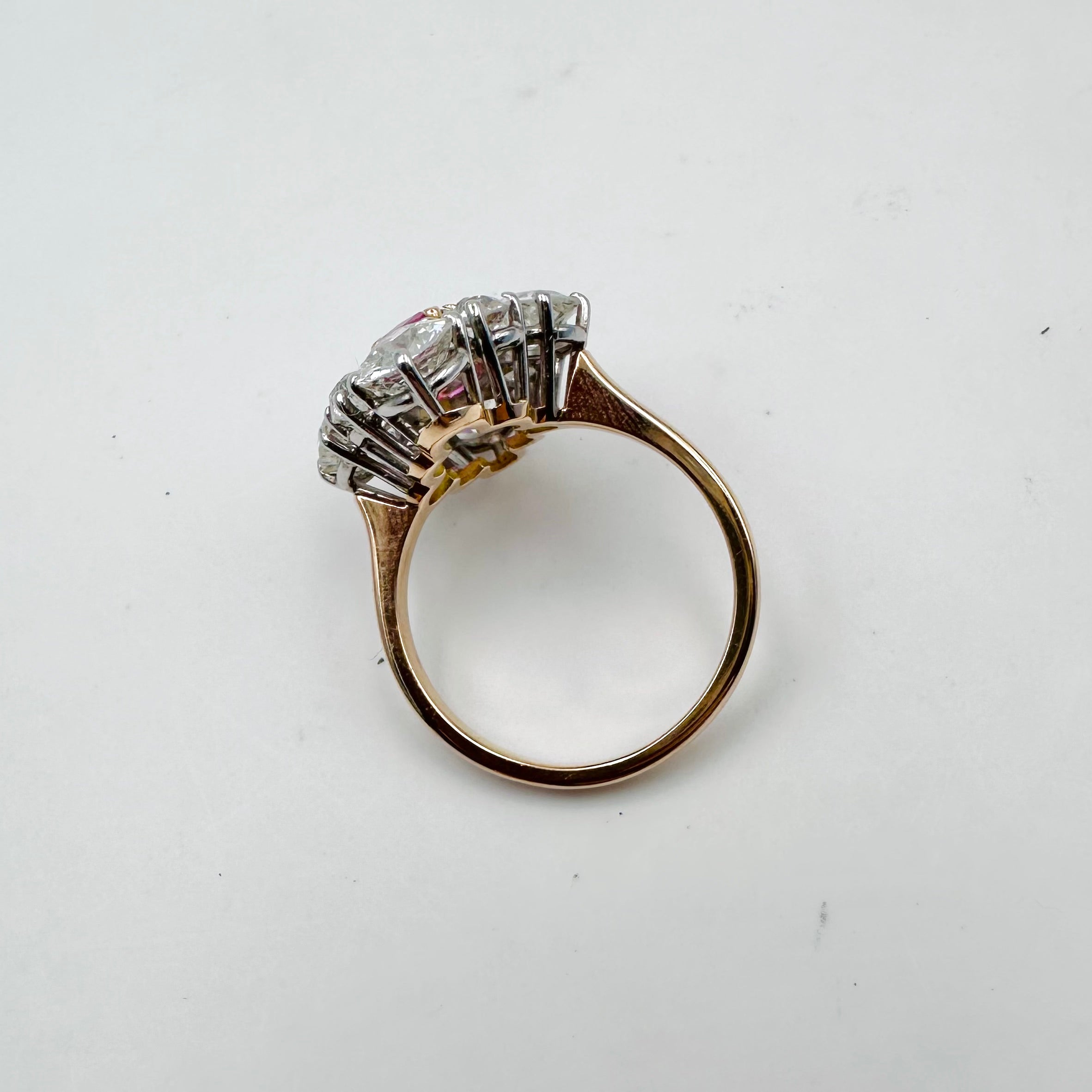Bague Marquise en or jaune, saphir et diamants