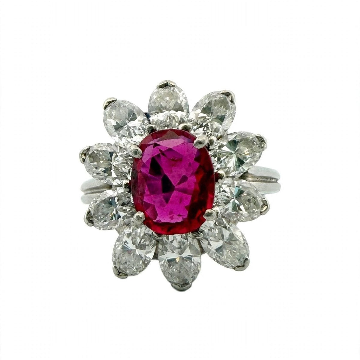 Bague Marguerite en platine, rubis et diamants