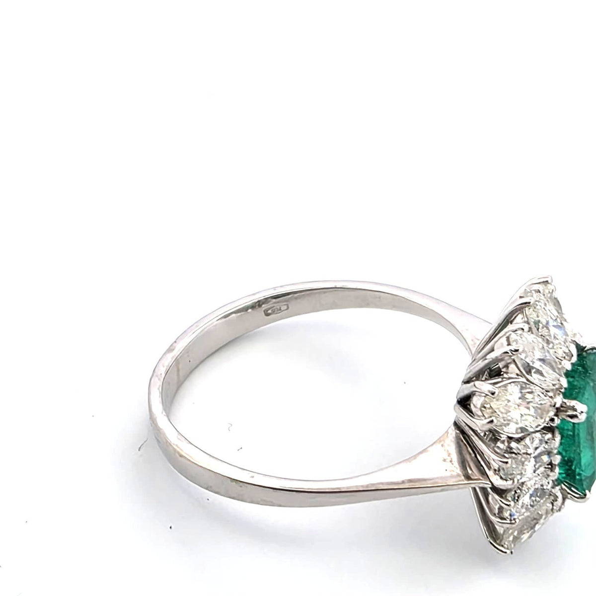 Bague Entourage en or blanc, émeraude et diamants