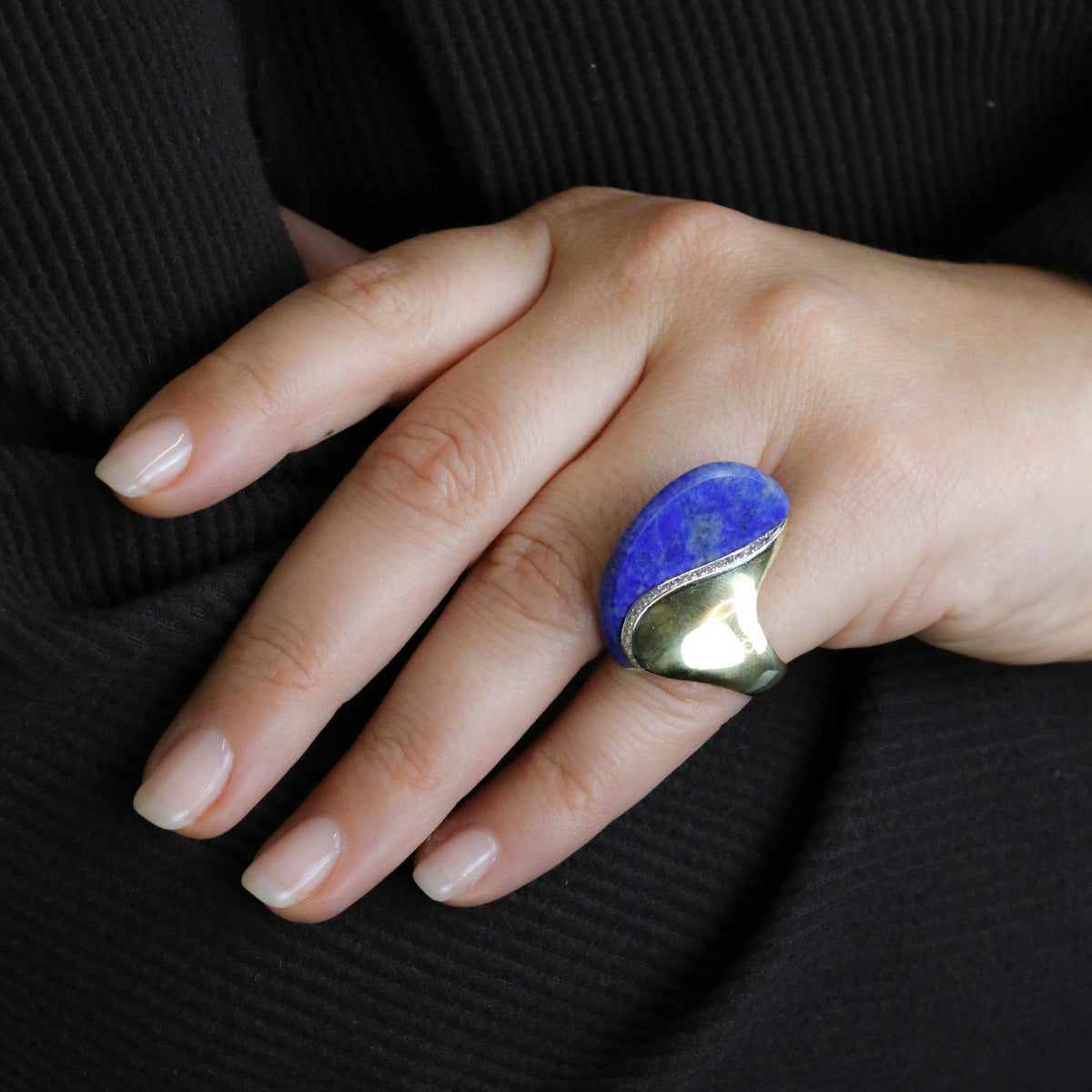 Bague Cocktail en or jaune, lapis-lazuli et diamants
