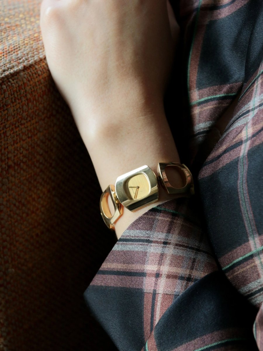 BOUCHERON Montre vintage or jaune maillons carrés arrondis - Castafiore