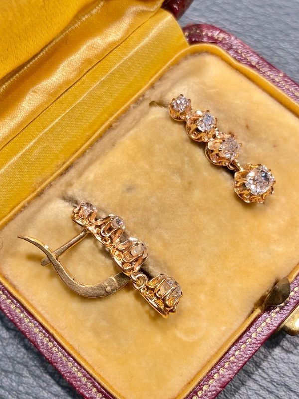 Boucle d’oreilles Dormeuses en or jaune et diamants - Castafiore