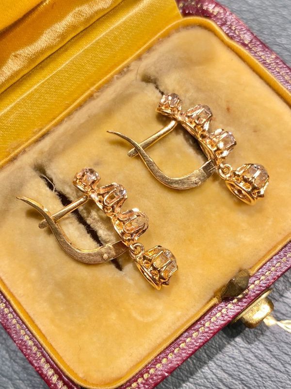 Boucle d’oreilles Dormeuses en or jaune et diamants - Castafiore