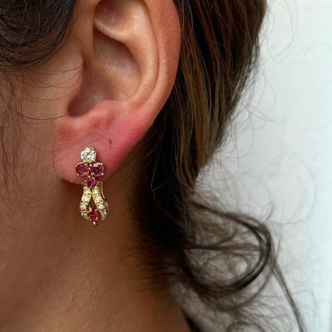 Boucle d'oreilles Pendantes en or jaune, rubis et diamants - Castafiore