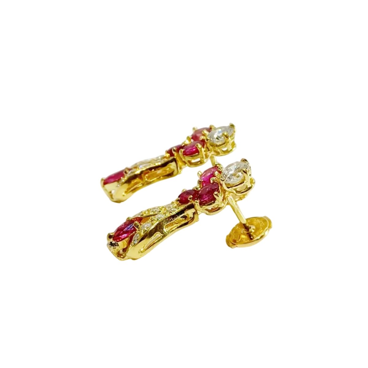 Boucle d'oreilles Pendantes en or jaune, rubis et diamants - Castafiore