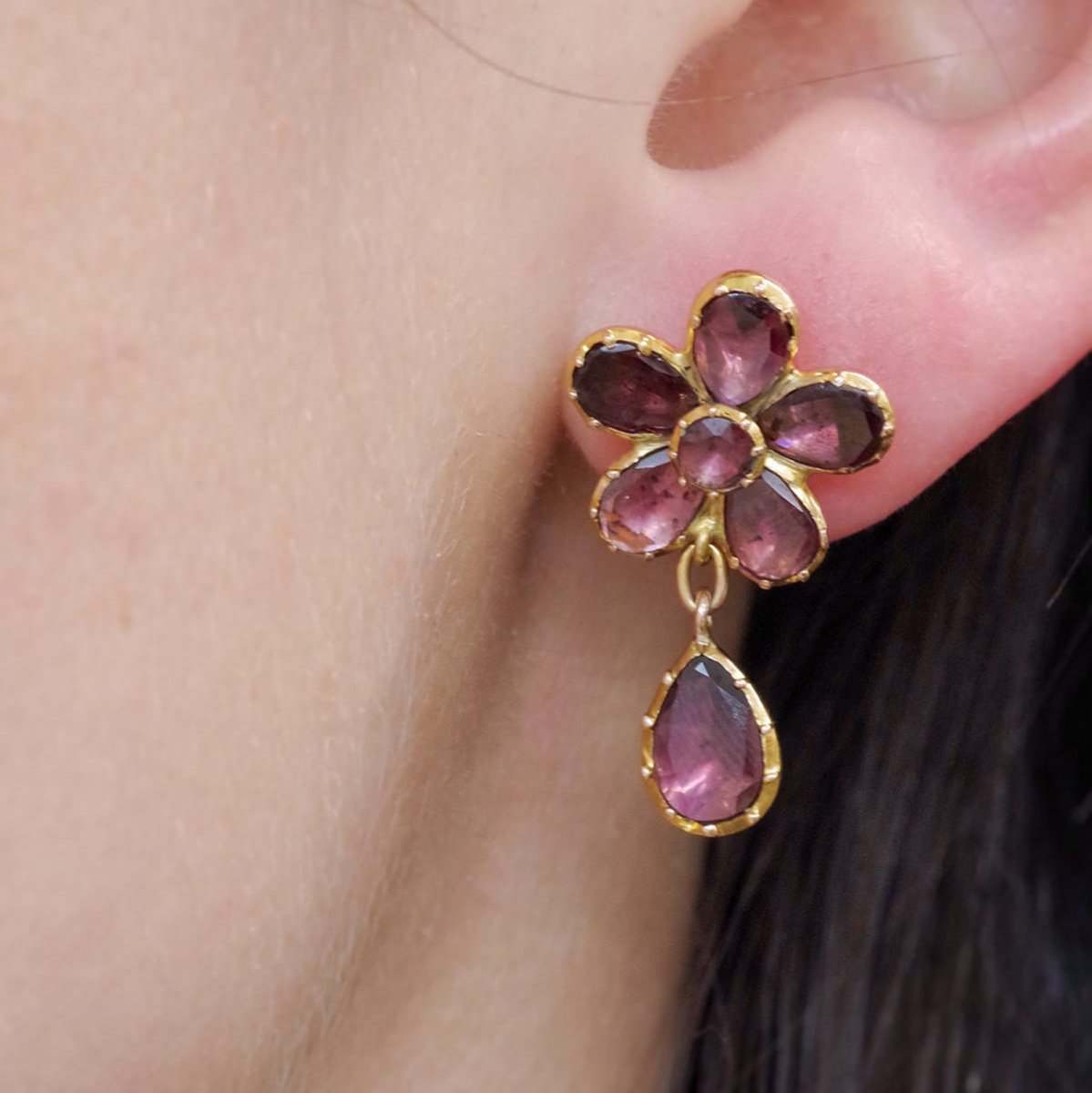 Boucles d'oreille en or jaune et grenats - Castafiore
