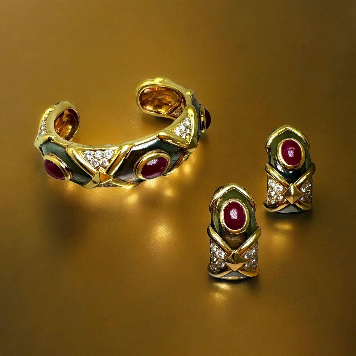 Boucles d’oreille en or noirci, or jaune, rubis et diamants - Castafiore