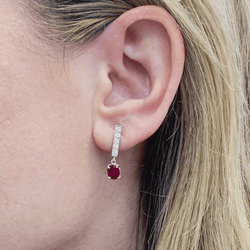 Boucles d'oreille or blanc, diamants et rubis. - Castafiore