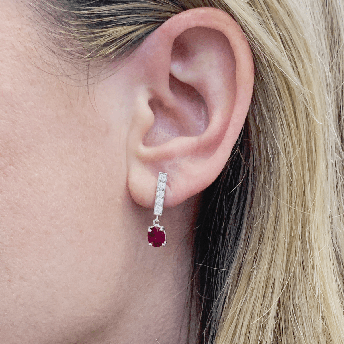 Boucles d'oreille or blanc, diamants et rubis. - Castafiore