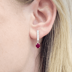 Boucles d'oreille or blanc, diamants et rubis. - Castafiore