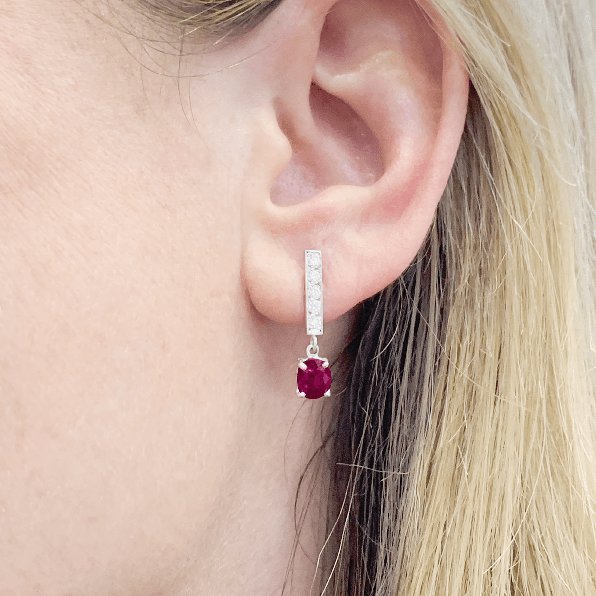 Boucles d'oreille or blanc, diamants et rubis. - Castafiore