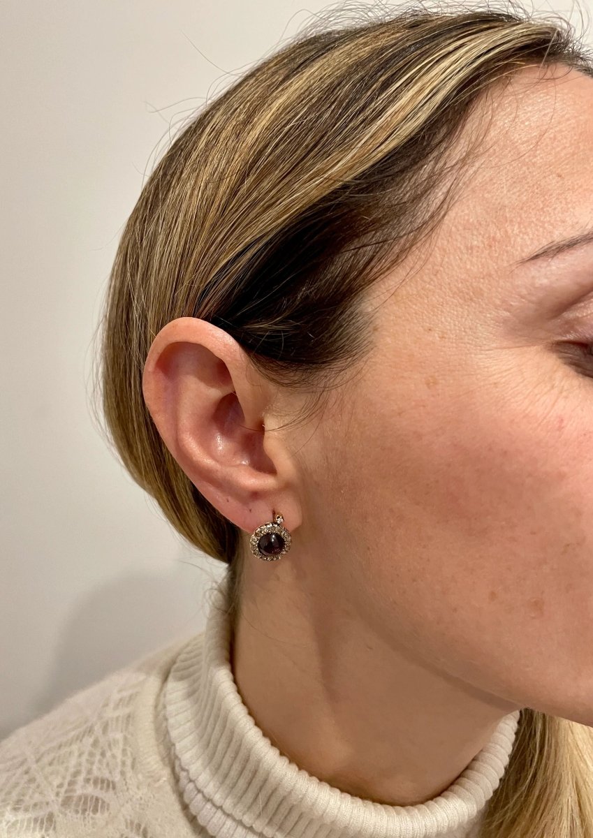 Boucles d'oreilles anciennes en or avec une grappe de grenats et de diamants, datant des années 1900. - Castafiore