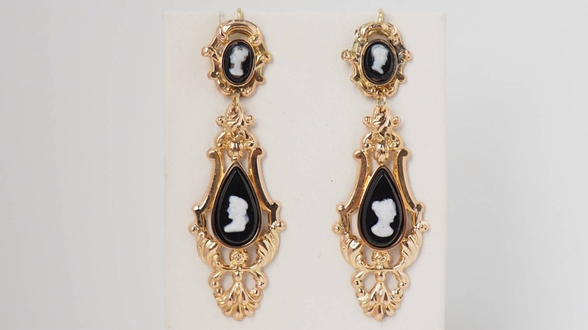 Boucles d'oreilles anciennes en or jaune et agate noire