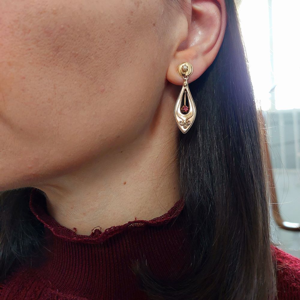 Boucles d'oreilles ANCIENNES Incarnat en or jaune rubis et perles - Castafiore