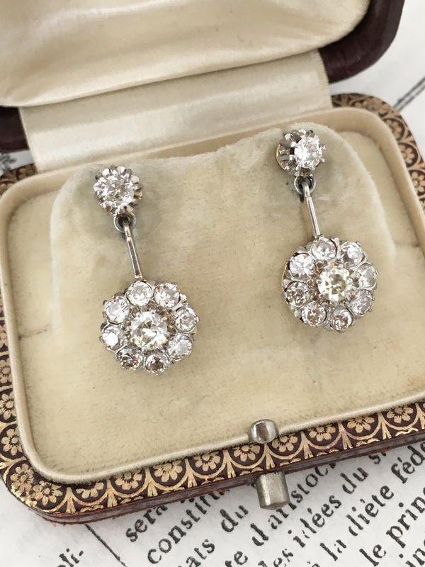 Boucles d’oreilles anciennes pendantes en or jaune 18K et diamants - Castafiore
