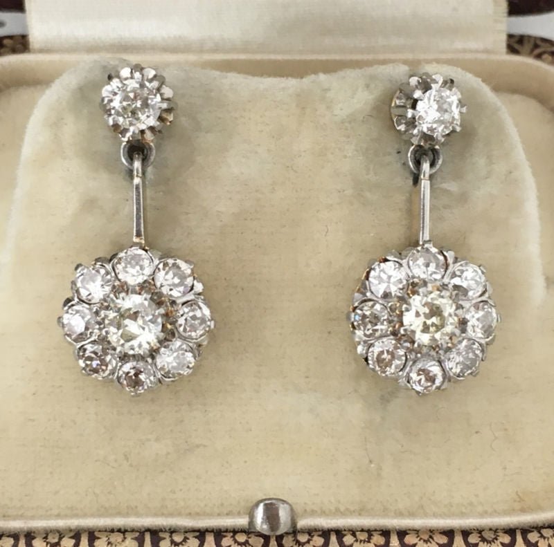 Boucles d’oreilles anciennes pendantes en or jaune 18K et diamants - Castafiore