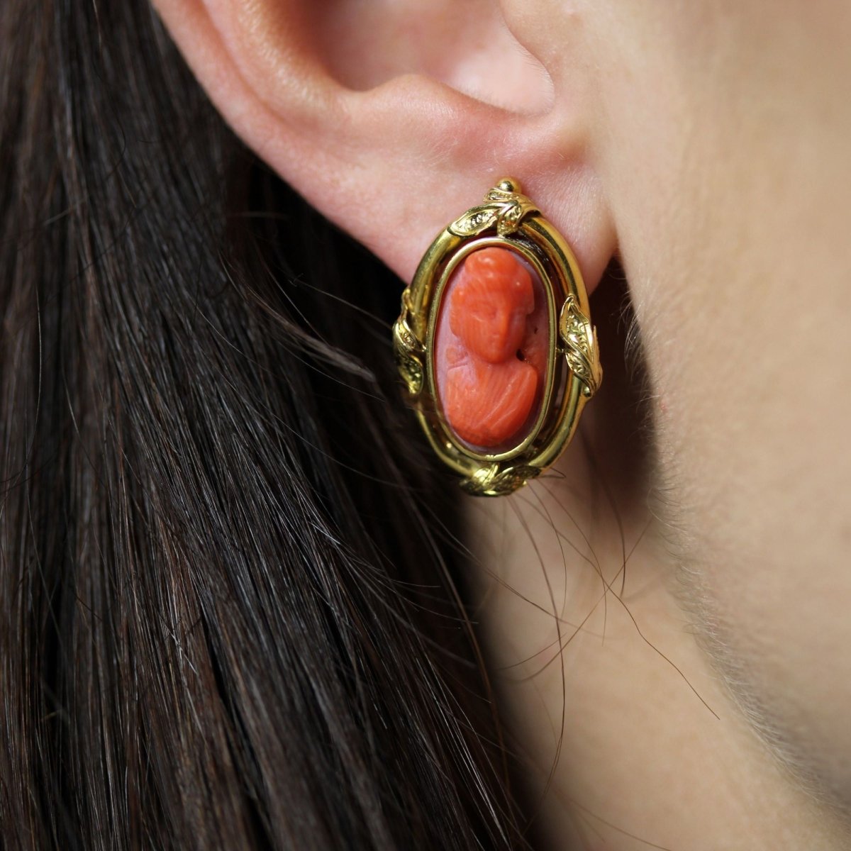 Boucles d'oreilles Anciens Clip camées en or jaune et corail - Castafiore