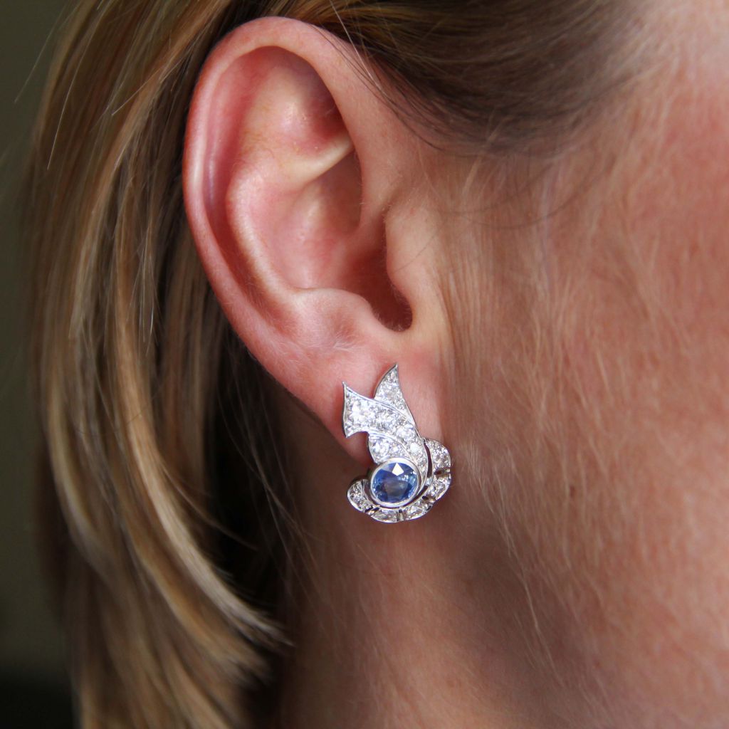 Boucles d'oreilles ART DÉCO Noeud en platine et or blanc saphir et diamants - Castafiore