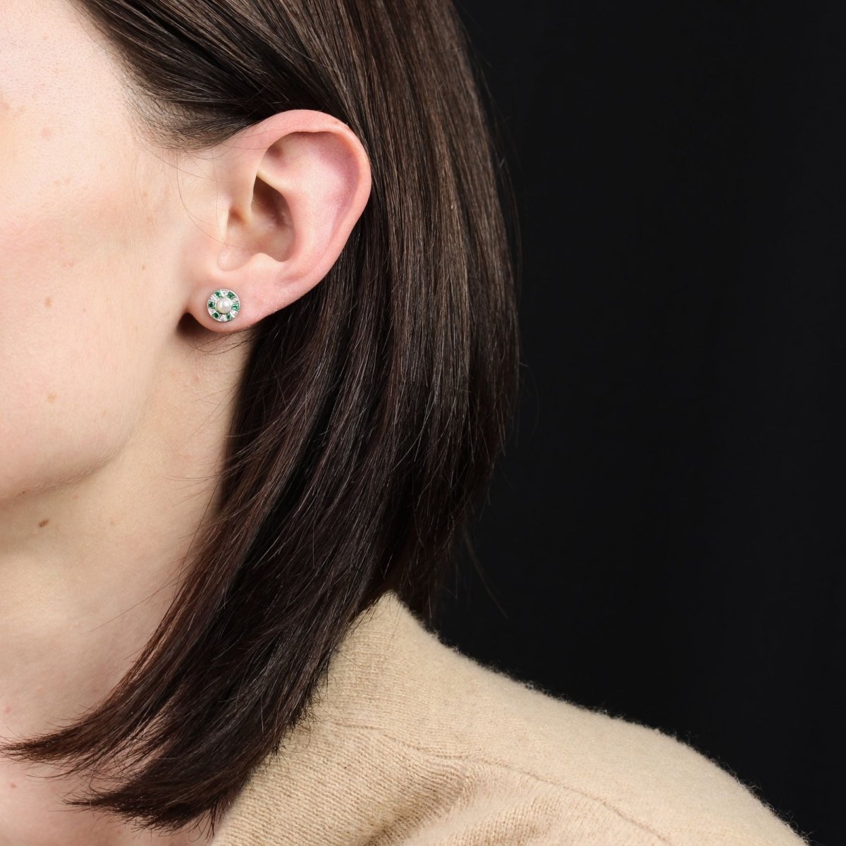 Boucles d'oreilles ART DÉCO Puces en or blanc perles diamants émeraudes - Castafiore