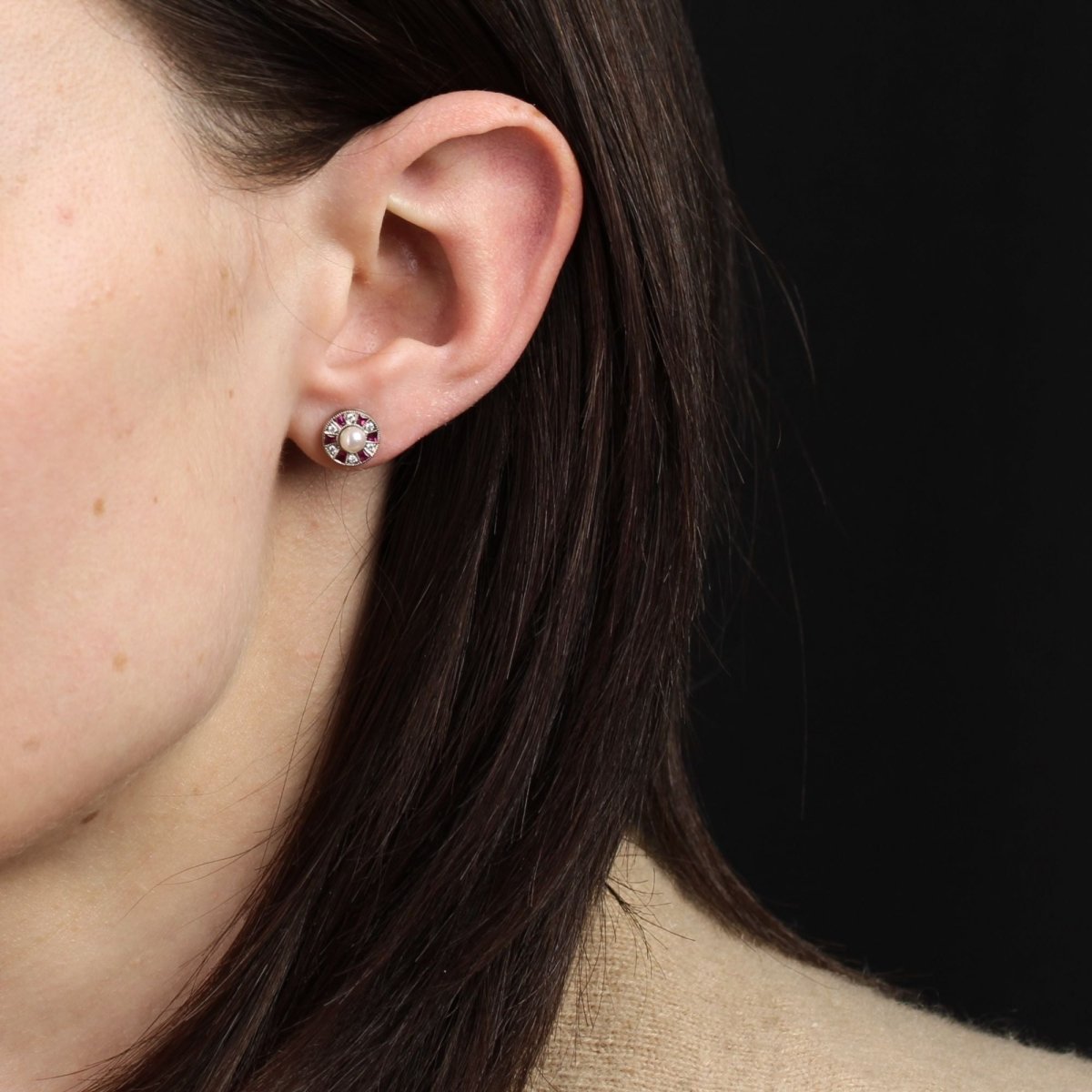 Boucles d'oreilles ART DÉCO Puces en or blanc perles diamants et rubis - Castafiore