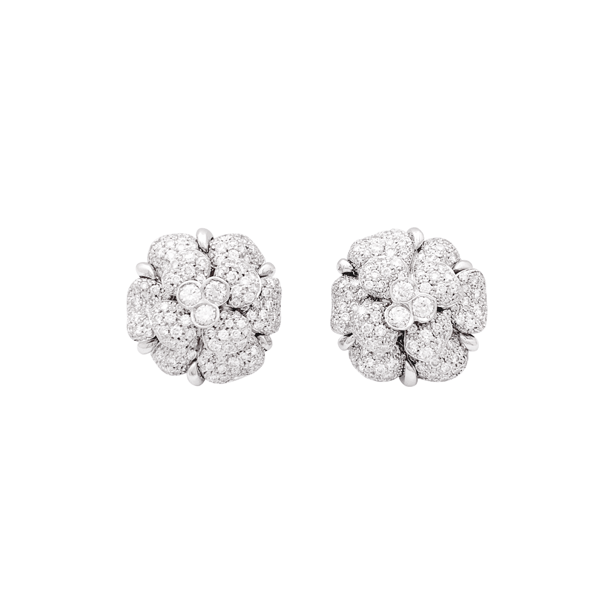 Boucles d'oreilles CHANEL "Camélia" en or blanc et diamants - Castafiore