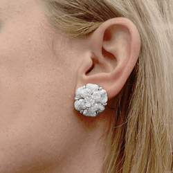 Boucles d'oreilles CHANEL "Camélia" en or blanc et diamants - Castafiore
