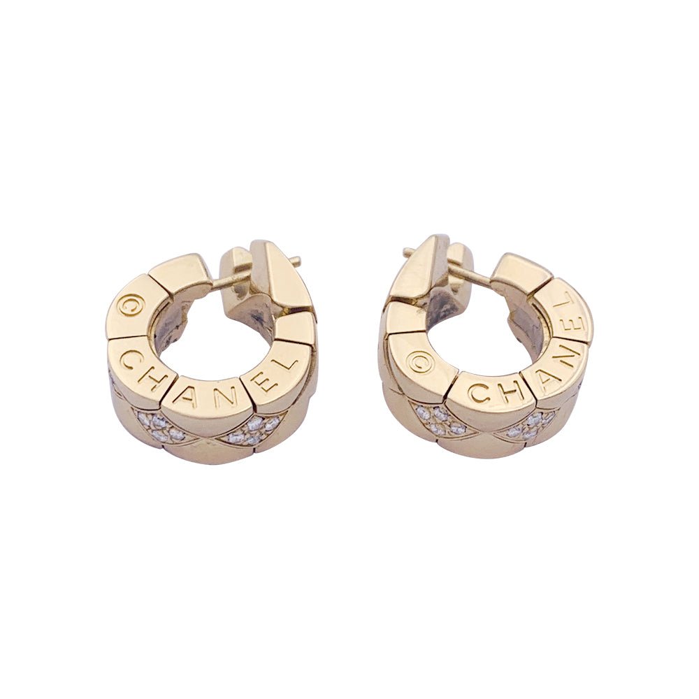 Boucles d'oreilles Chanel, "Matelassé" en or jaune et diamants. - Castafiore